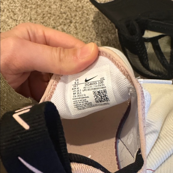 Nike Air Max 270 White with Orange Highlights - Picture 3 of 3